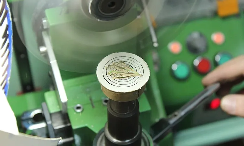 Gravür makinesinde, yaprak desenli şablonla parça işlenirken
