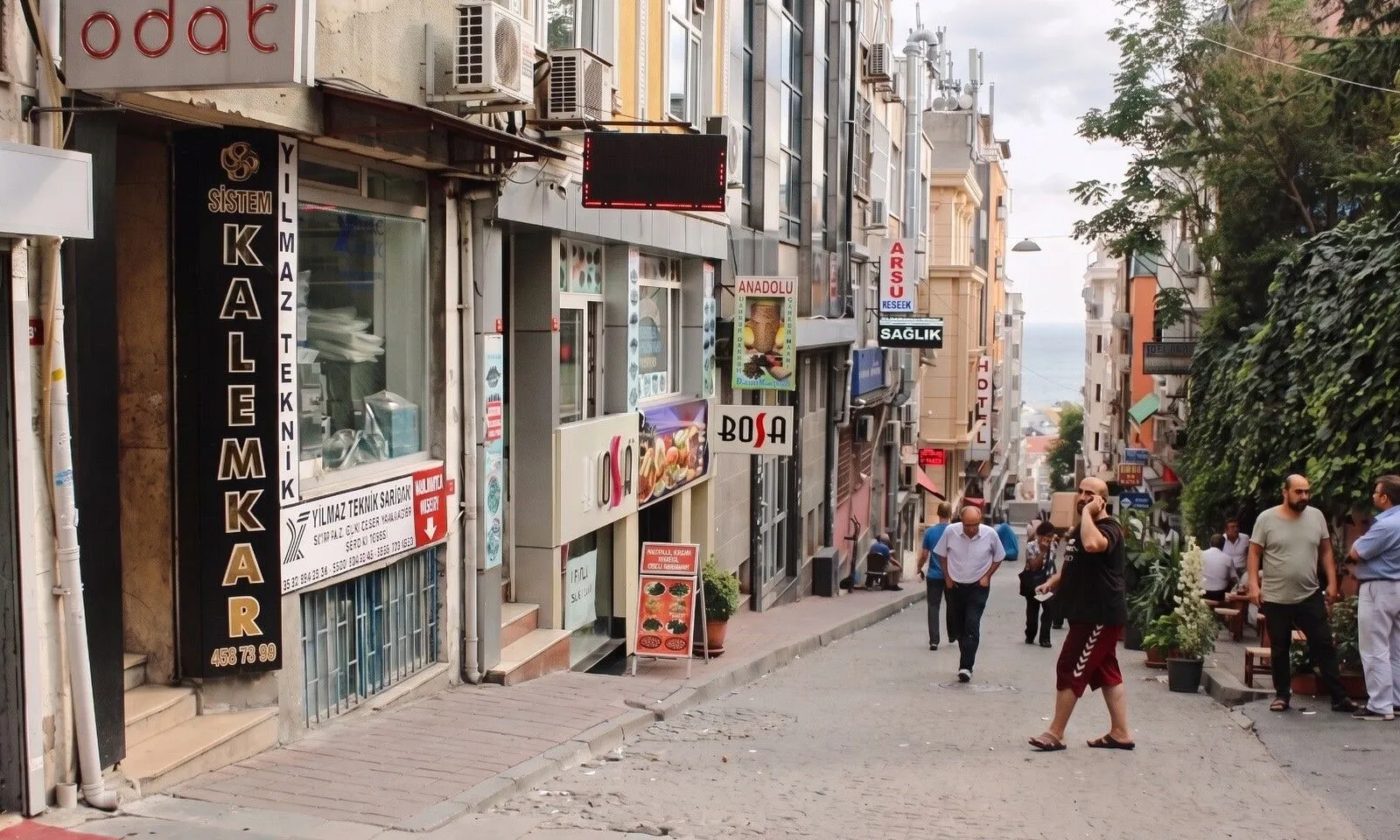 Atölyenin bulunduğu sokak, binada Kalemkâr tabelası